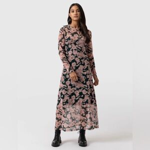 Saint+Sofia Chelsea Floral Long Sleeve Dress. Light and comfortable. Lined.